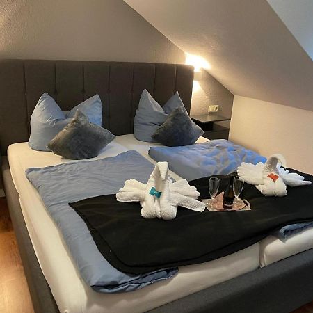 מירו Hotel Und Restaurant Zum Bunten Hirsch מראה חיצוני תמונה