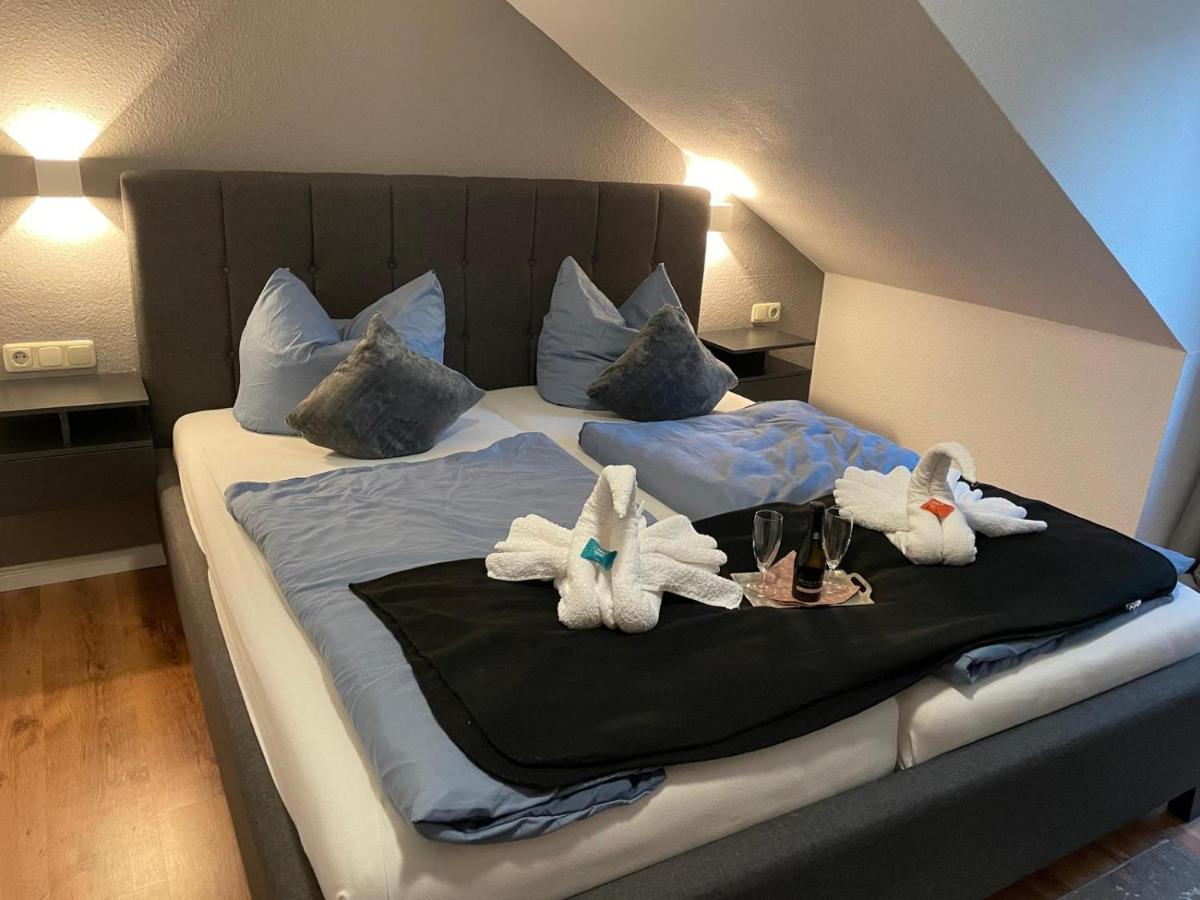 מירו Hotel Und Restaurant Zum Bunten Hirsch מראה חיצוני תמונה